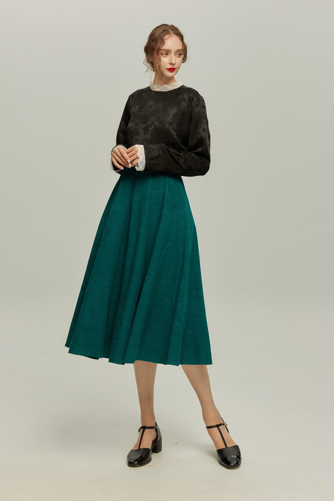 《彼女が花屋に入っていくのを見かけた》レーストリムシノワズリブラウス-Black