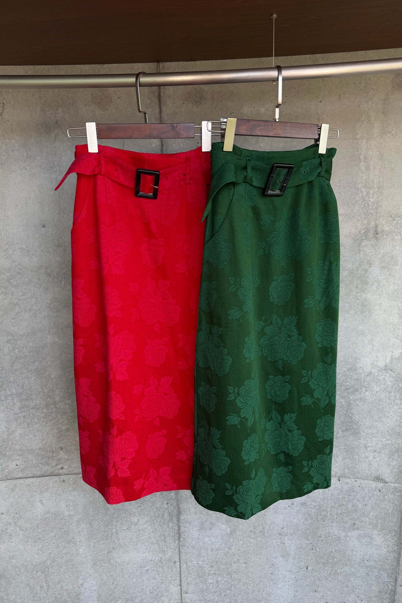 <tc>《샴페인을 열었다면 끝까지 마셔요》 시누아즈리 패턴 플라워 레이스 헴 스커트-Green</tc>