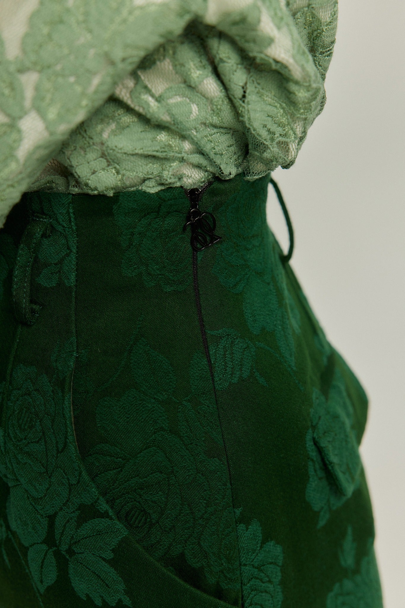 <tc>《샴페인을 열었다면 끝까지 마셔요》 시누아즈리 패턴 플라워 레이스 헴 스커트-Green</tc>