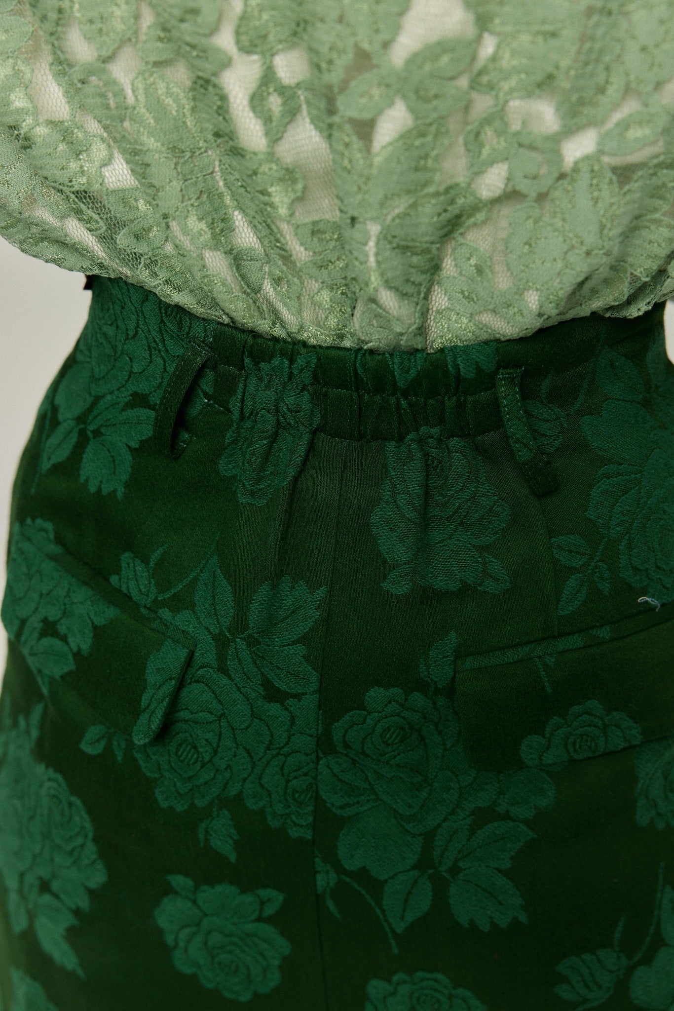 <tc>《샴페인을 열었다면 끝까지 마셔요》 시누아즈리 패턴 플라워 레이스 헴 스커트-Green</tc>