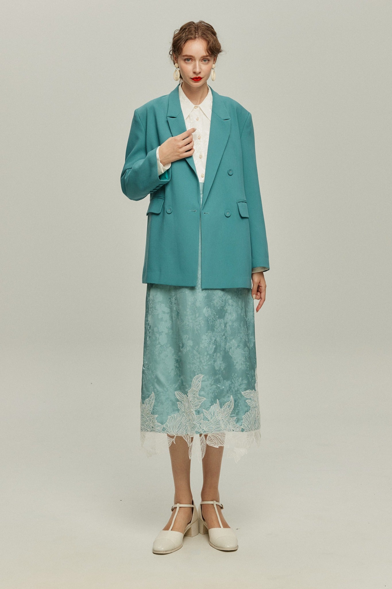 <tc>《샴페인을 열었다면 끝까지 마셔요》 시누아즈리 패턴 플라워 레이스 헴 스커트-Blue</tc>