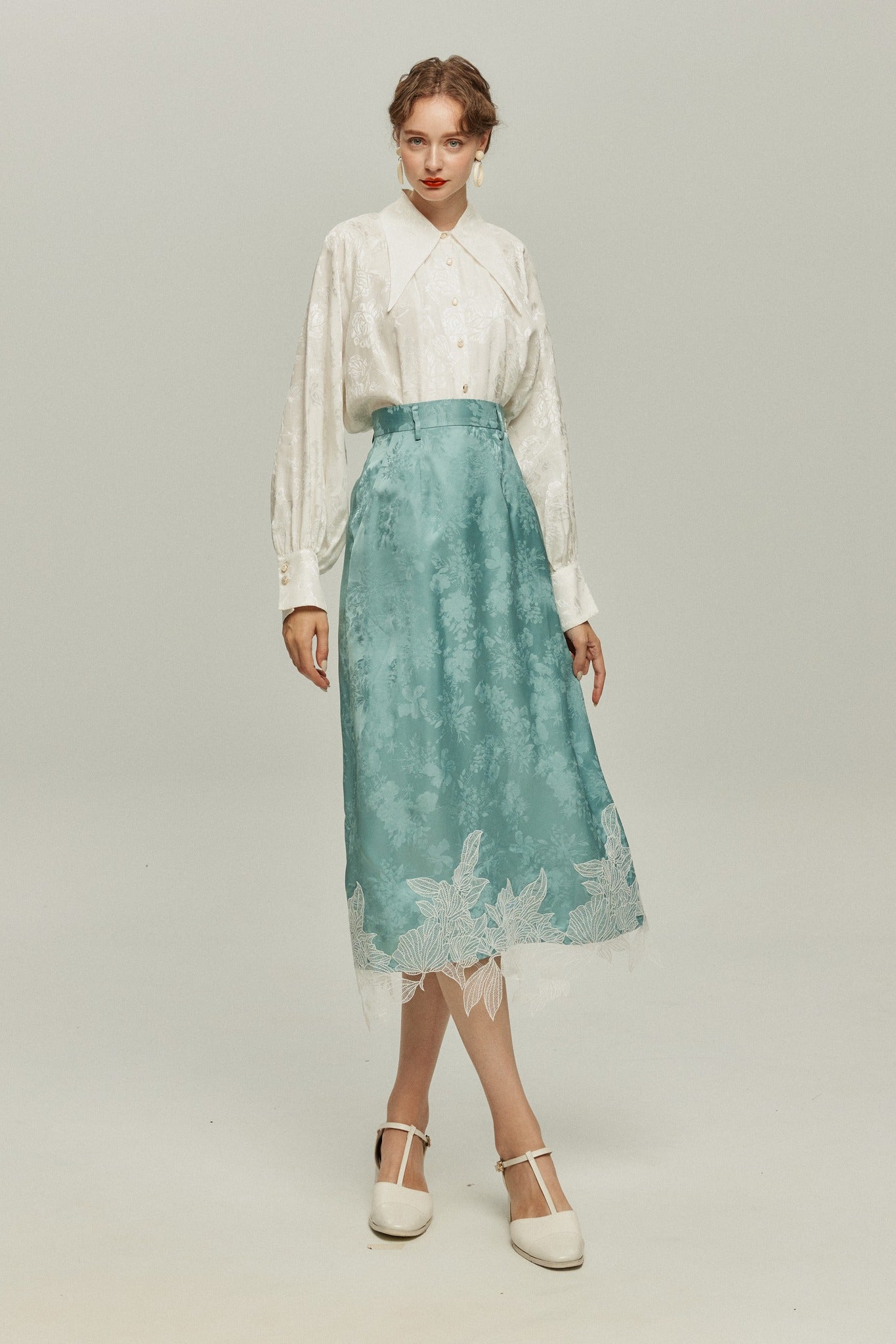 <tc>《샴페인을 열었다면 끝까지 마셔요》 시누아즈리 패턴 플라워 레이스 헴 스커트-Blue</tc>