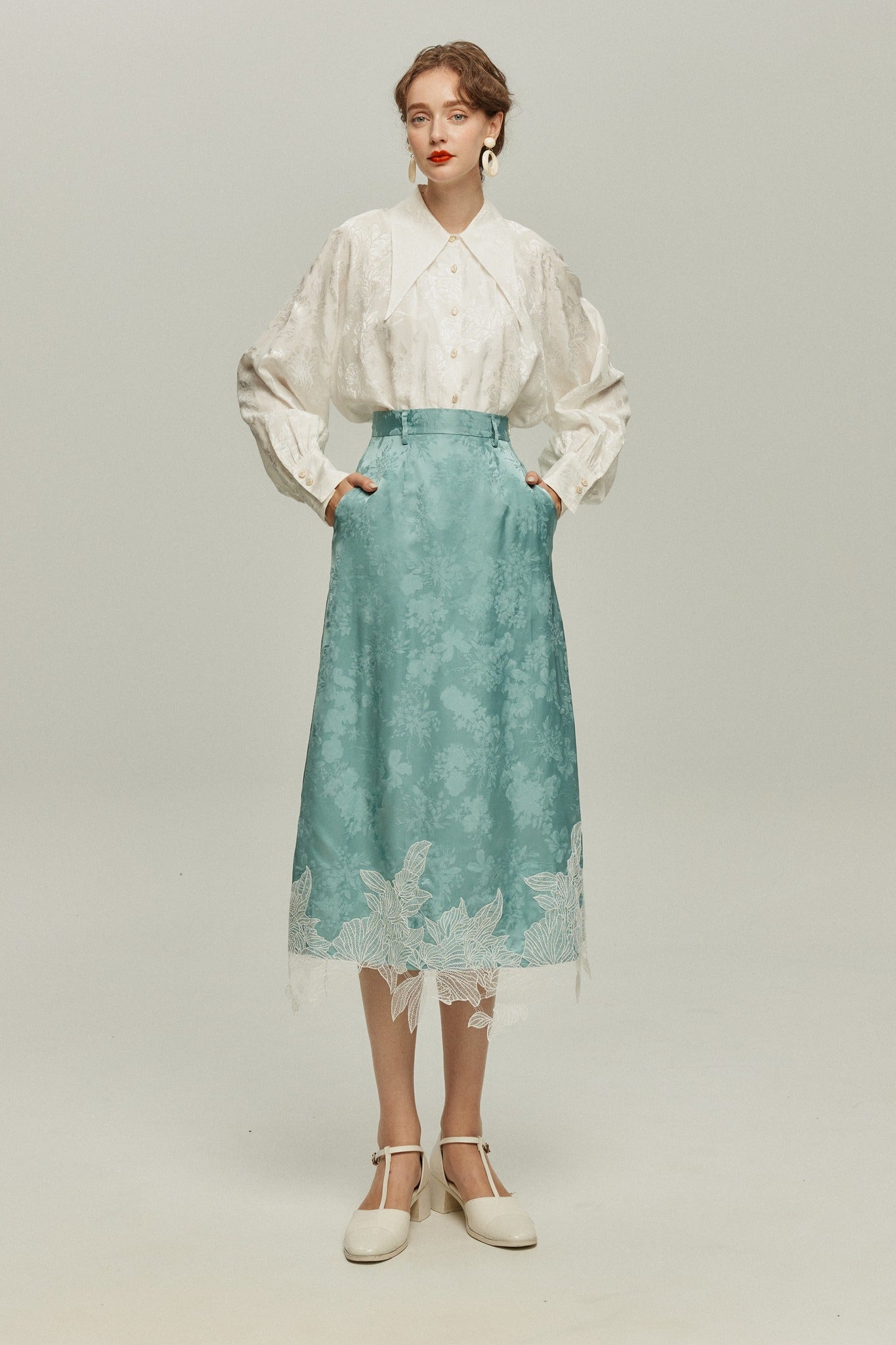 <tc>《샴페인을 열었다면 끝까지 마셔요》 시누아즈리 패턴 플라워 레이스 헴 스커트-Blue</tc>