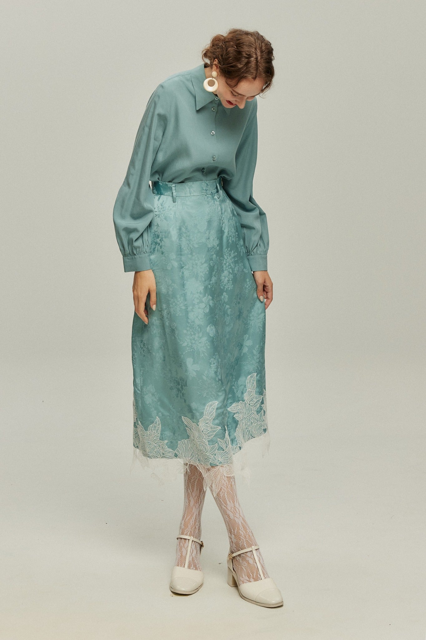 <tc>《샴페인을 열었다면 끝까지 마셔요》 시누아즈리 패턴 플라워 레이스 헴 스커트-Blue</tc>
