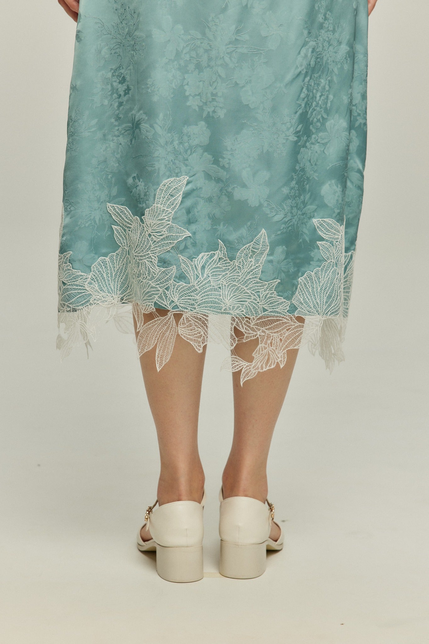<tc>《샴페인을 열었다면 끝까지 마셔요》 시누아즈리 패턴 플라워 레이스 헴 스커트-Blue</tc>