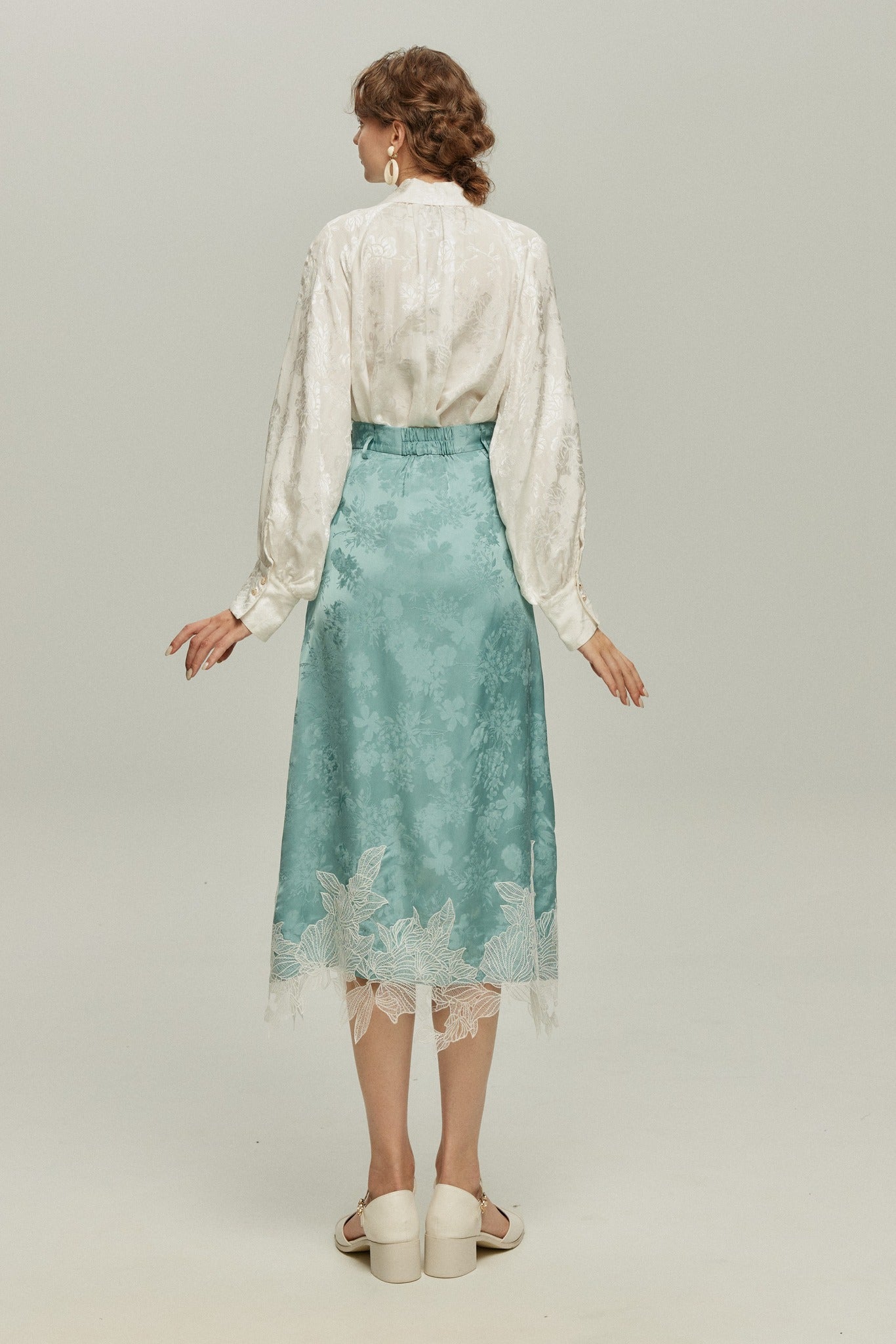 <tc>《샴페인을 열었다면 끝까지 마셔요》 시누아즈리 패턴 플라워 레이스 헴 스커트-Blue</tc>