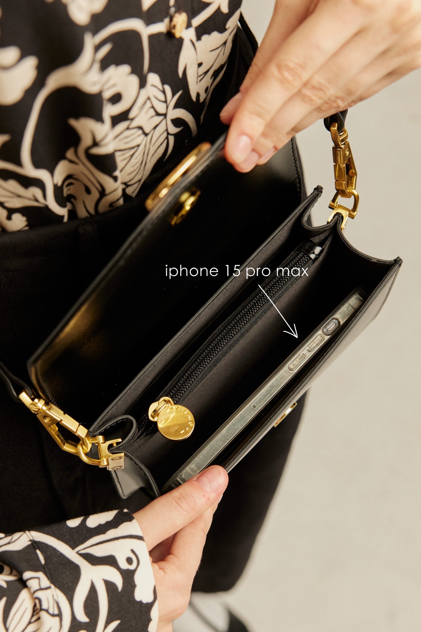 【匿名発送】トゥエンティーズ　ノベルティ　ボディバック No.5本革ショルダーバッグ-Black – Tnewties