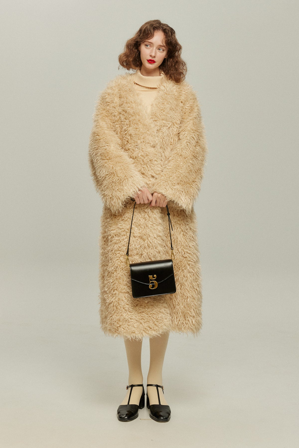 《Which animal is making the sound?》Over silhouette fur coat-Cream