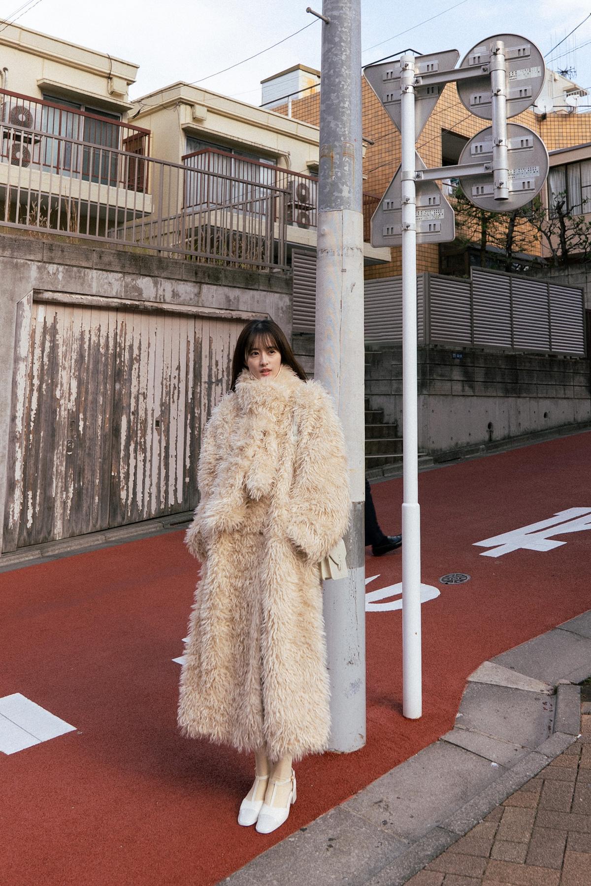 《Which animal is making the sound?》Over silhouette fur coat-Cream