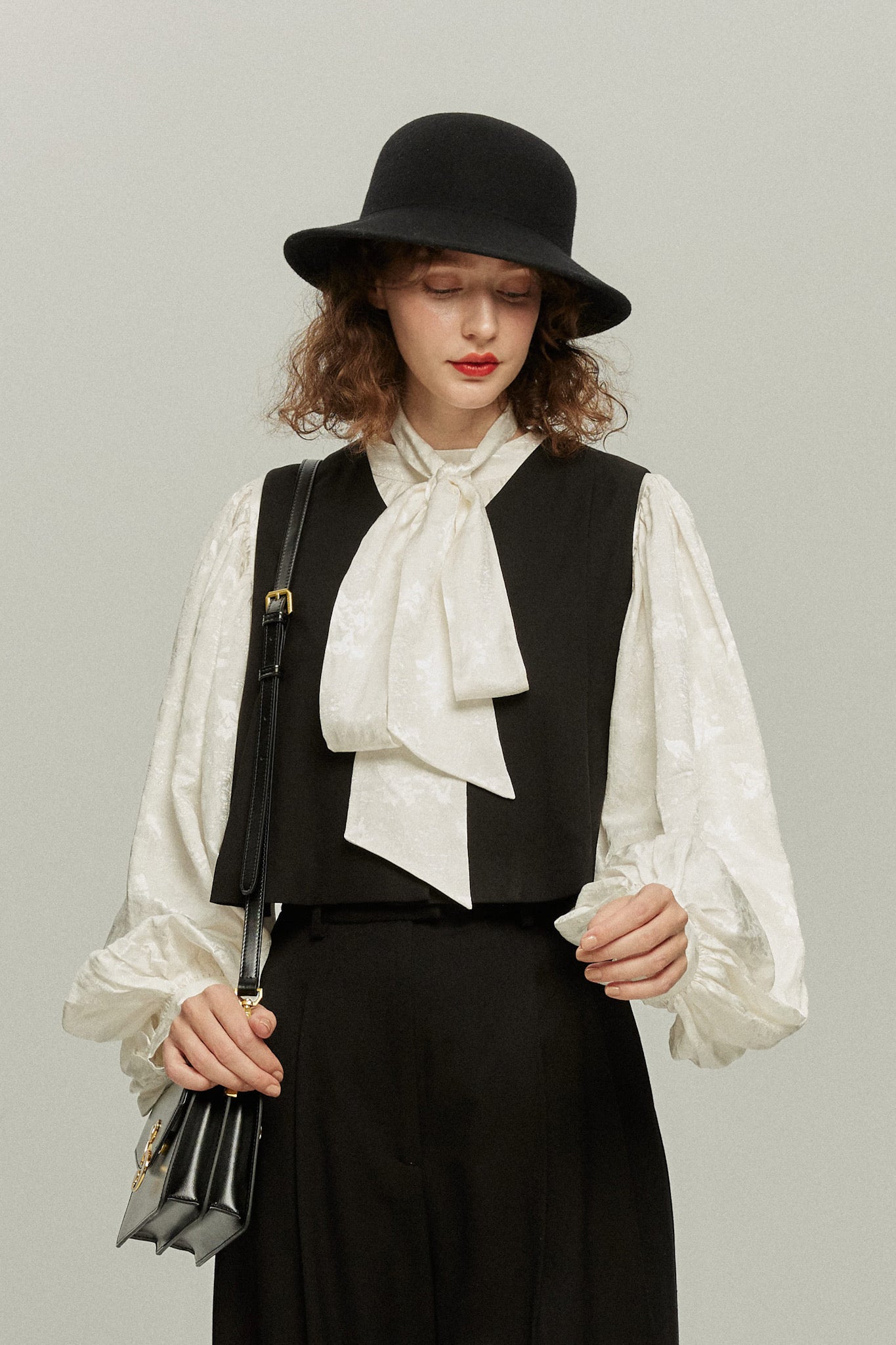 《ソファーにワックスする日》バルーンスリーブリボンタイトップス-White