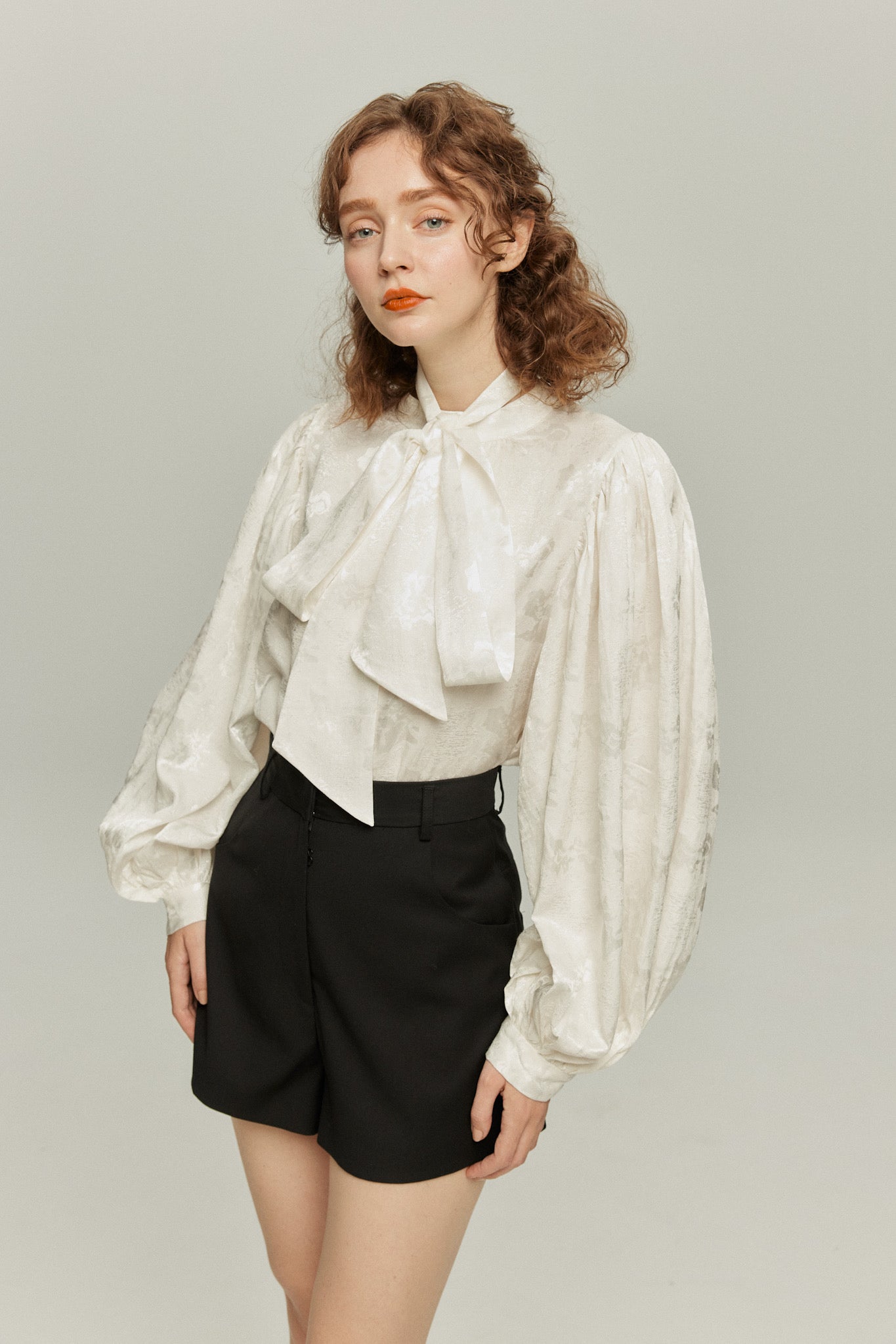 《ソファーにワックスする日》バルーンスリーブリボンタイトップス-White