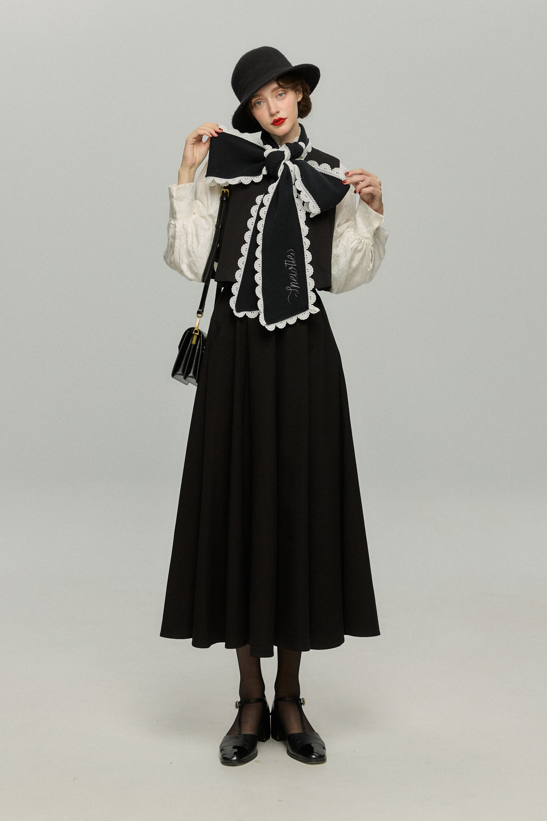 これはとても古い歌》バルーンスリーブシノワズリブラウス-White