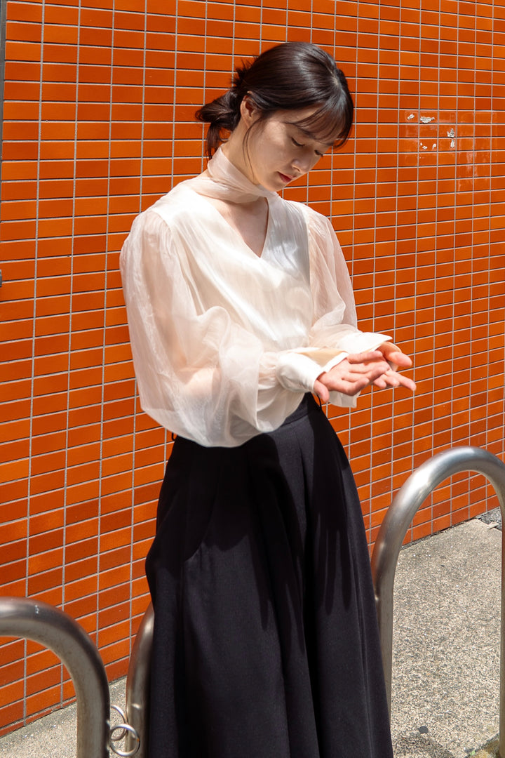 《そろそろ目開けてもいい？》シースルースカーフ付きトップス-Ivory