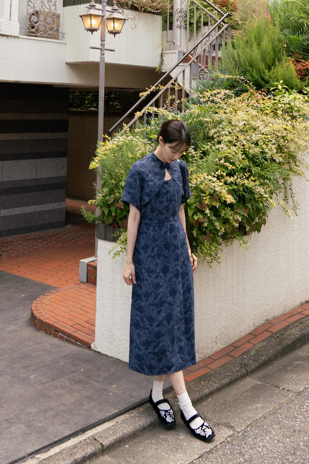CLOTチャイナジャケット 箸の持ち方》チャイナバックルジャケット-Navy – Tnewties