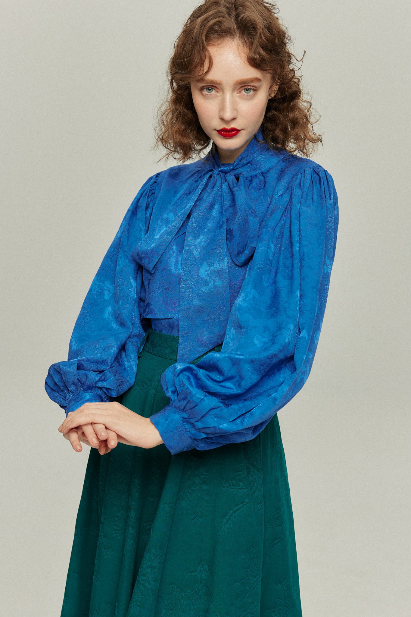 《ソファーにワックスする日》バルーンスリーブリボンタイトップス-Blue