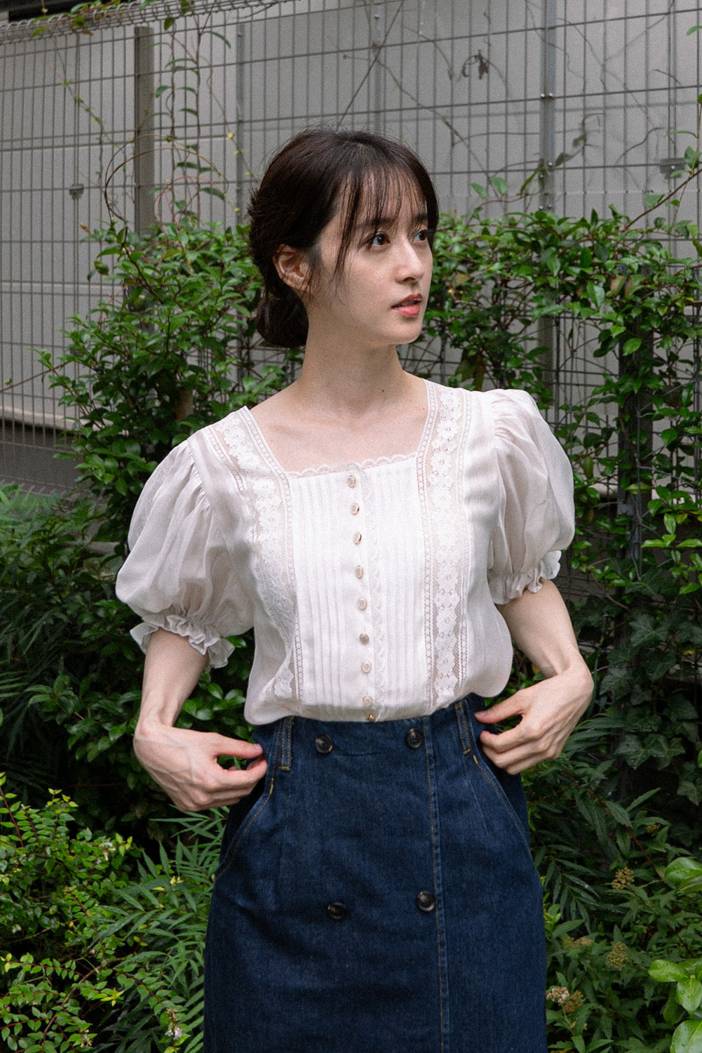 《かかしになりきって》スクエアネックレーストップス-White