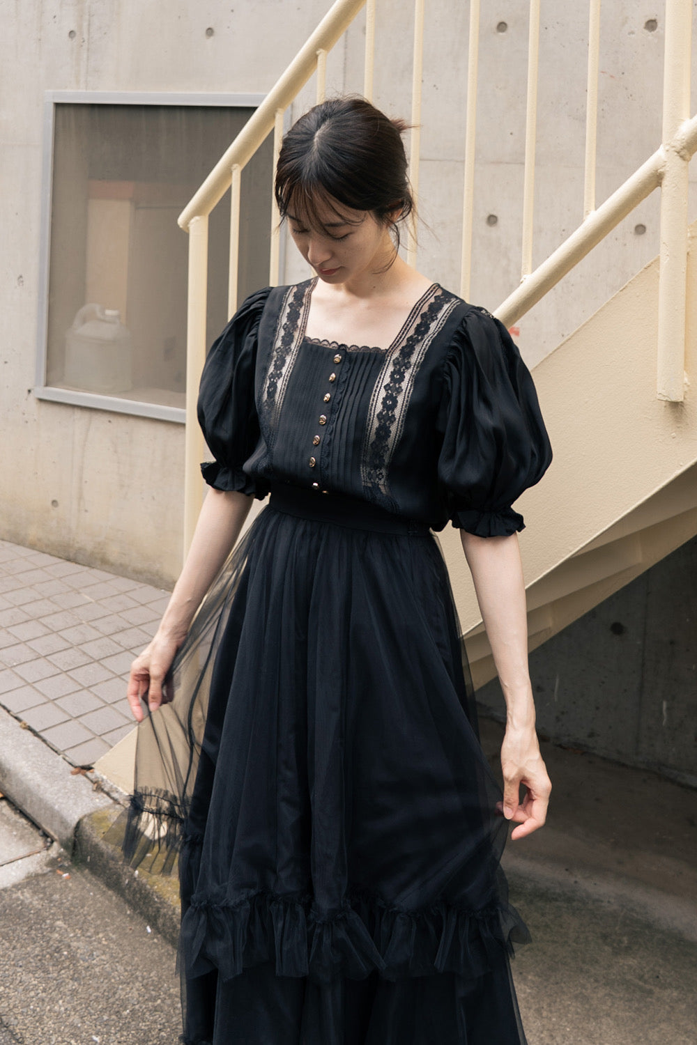 かかしになりきって》スクエアネックレーストップス-Black – Tnewties