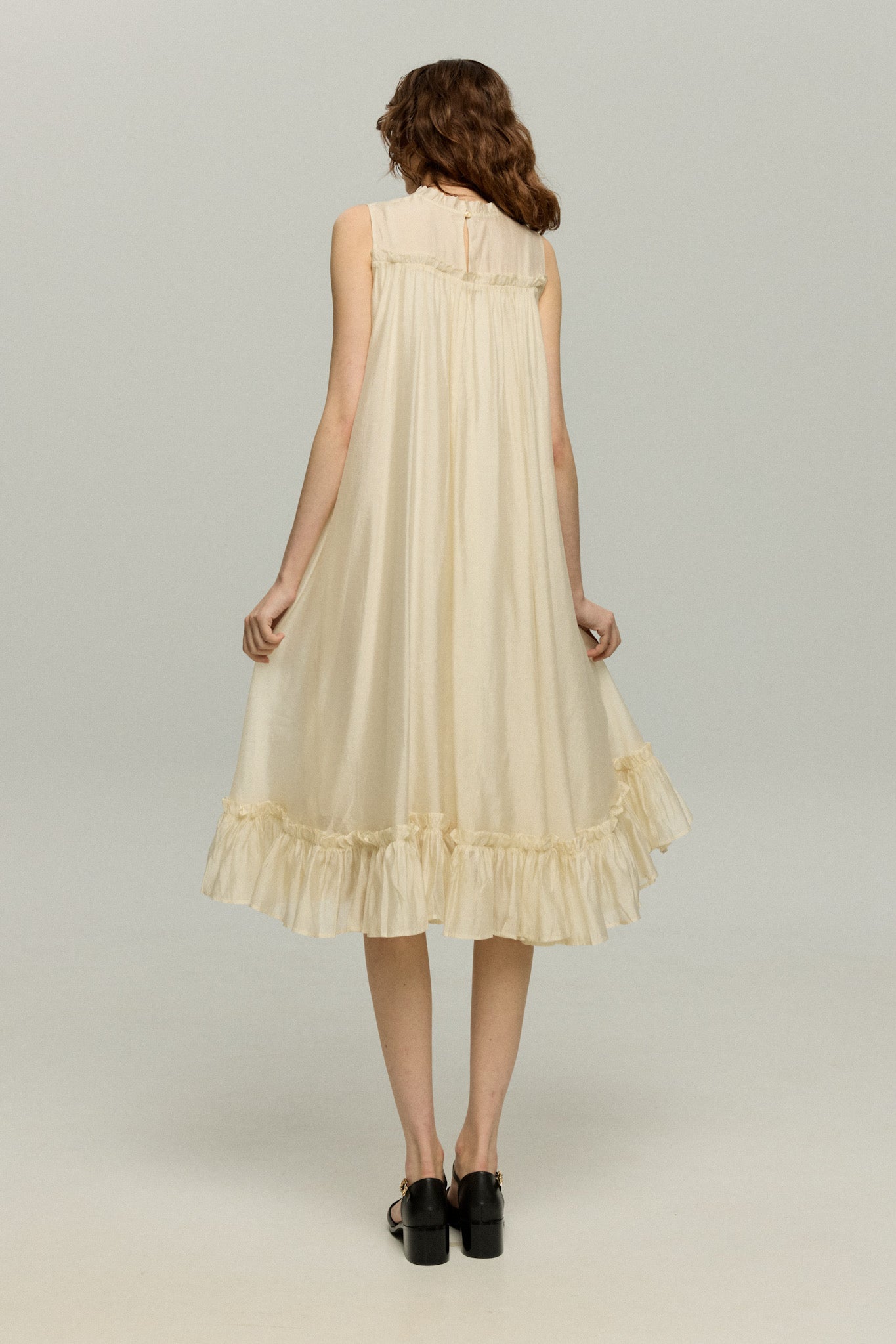 キラキラ輝く湖面に》ラッフルトリムドレス-White – Tnewties