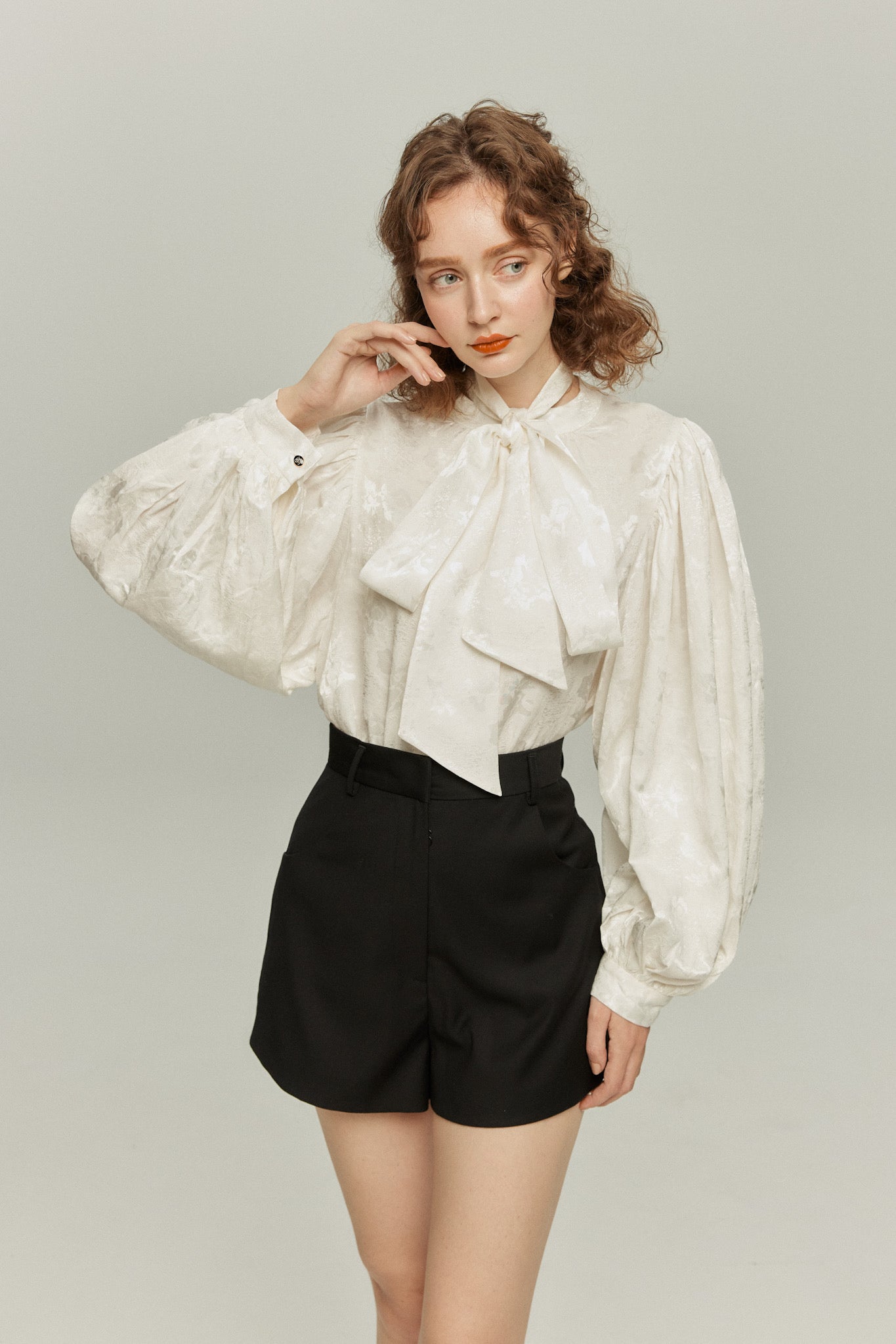 《ソファーにワックスする日》バルーンスリーブリボンタイトップス-White