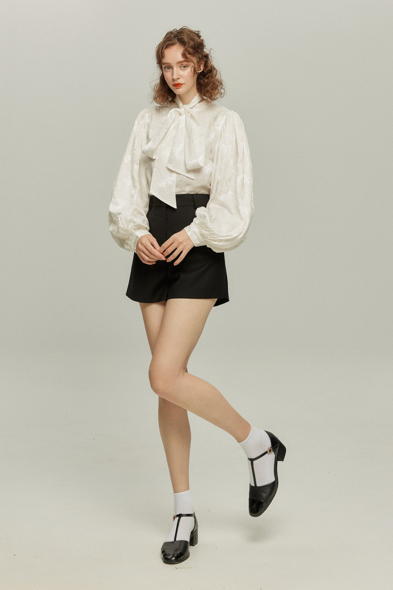 《ソファーにワックスする日》バルーンスリーブリボンタイトップス-White