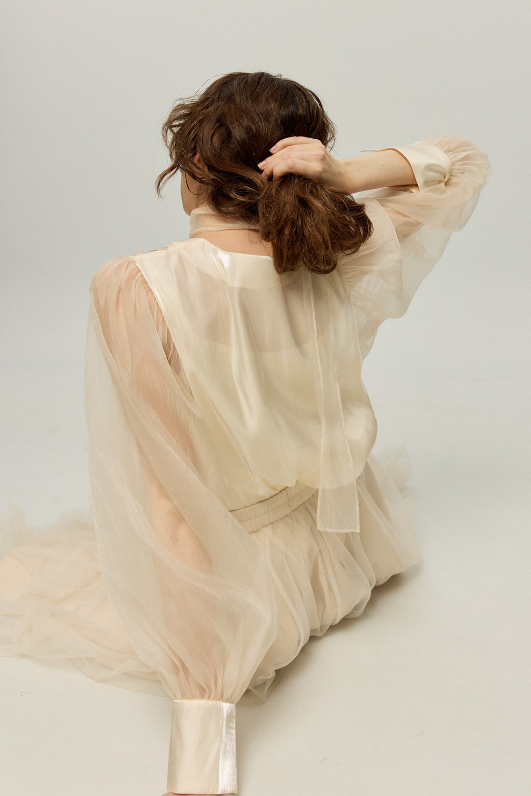 《そろそろ目開けてもいい？》シースルースカーフ付きトップス-Ivory