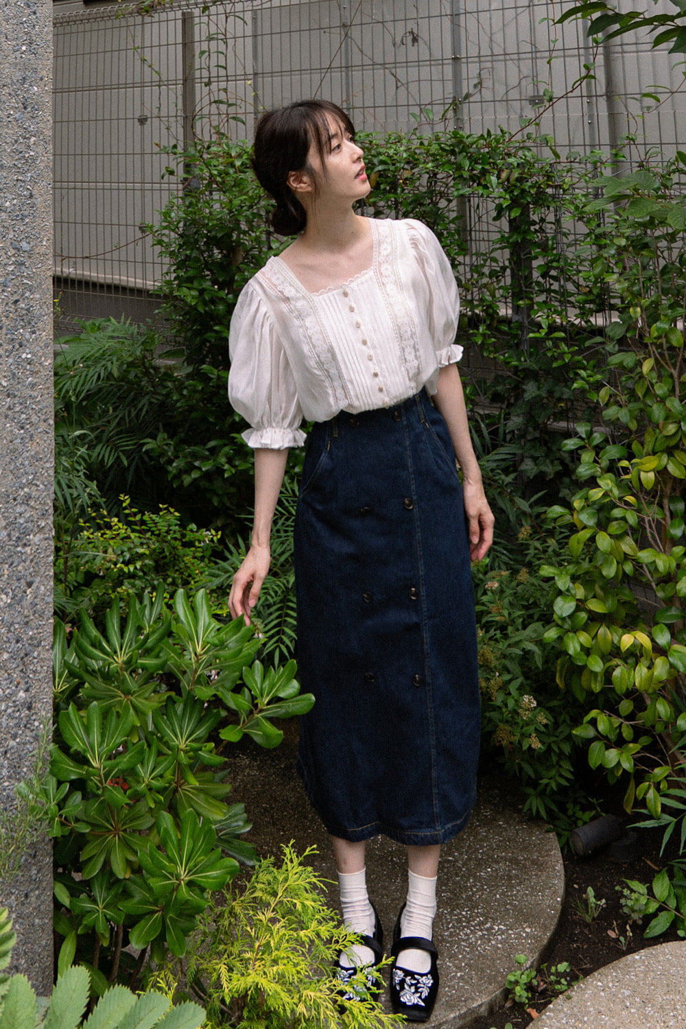 《かかしになりきって》スクエアネックレーストップス-White