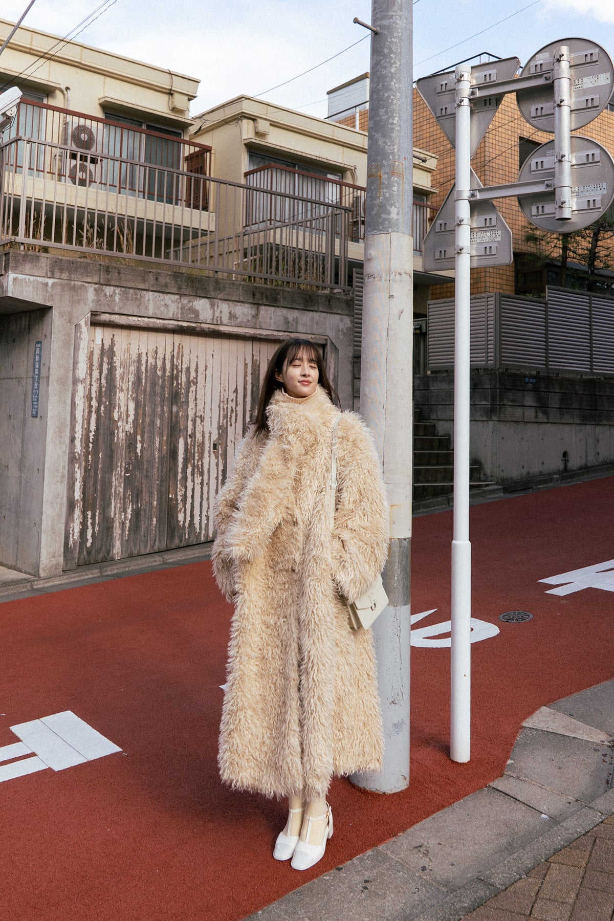 《Which animal is making the sound?》Over silhouette fur coat-Cream
