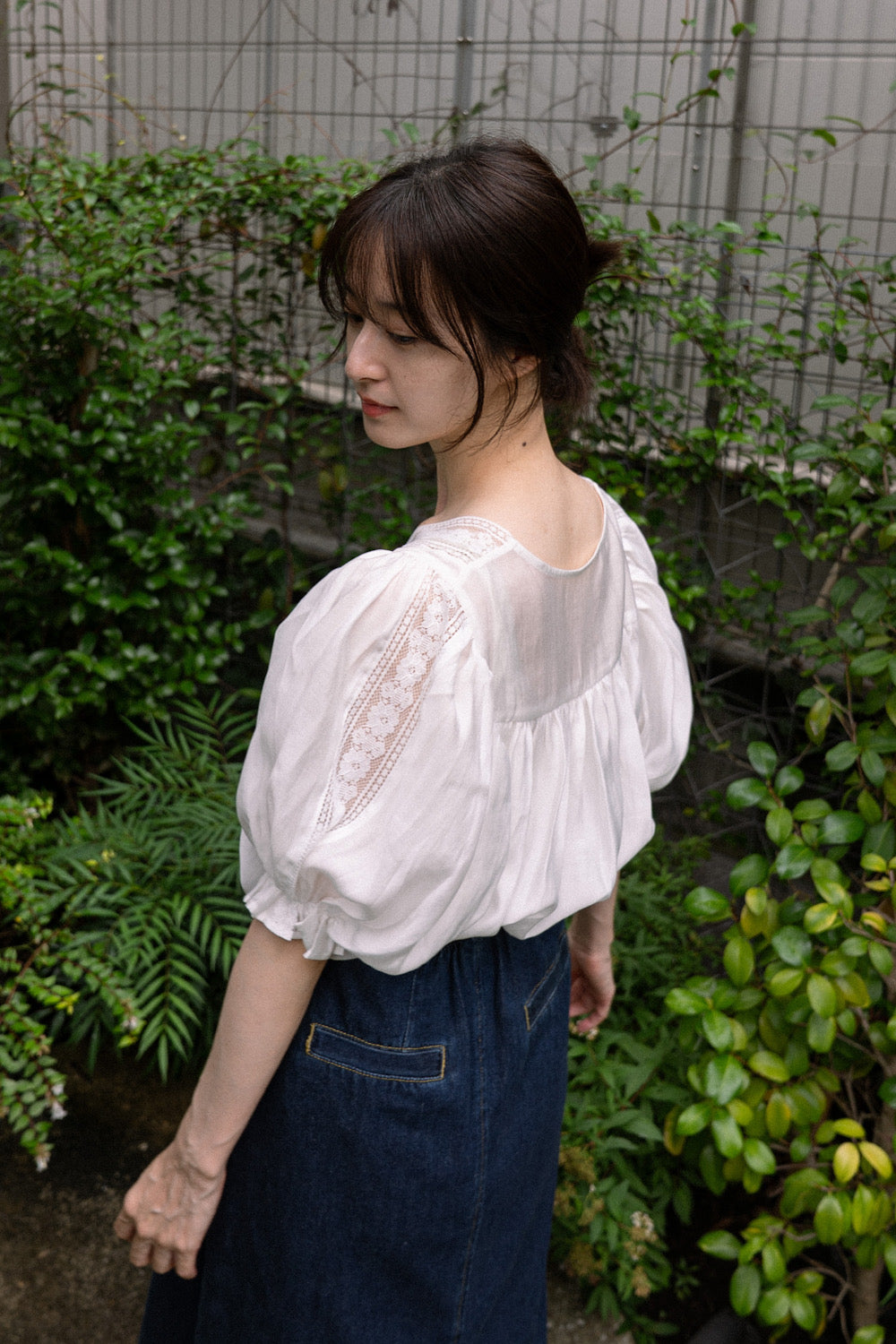 《かかしになりきって》スクエアネックレーストップス-White