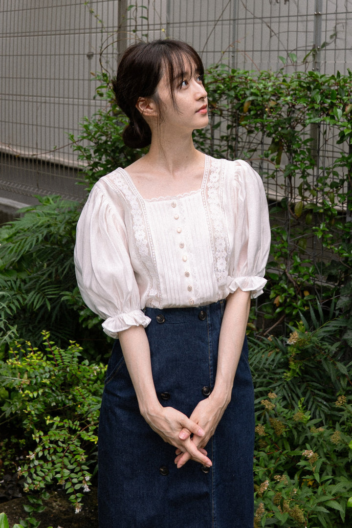 《かかしになりきって》スクエアネックレーストップス-White