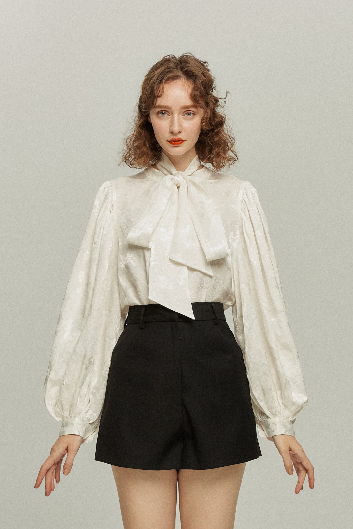 《ソファーにワックスする日》バルーンスリーブリボンタイトップス-White