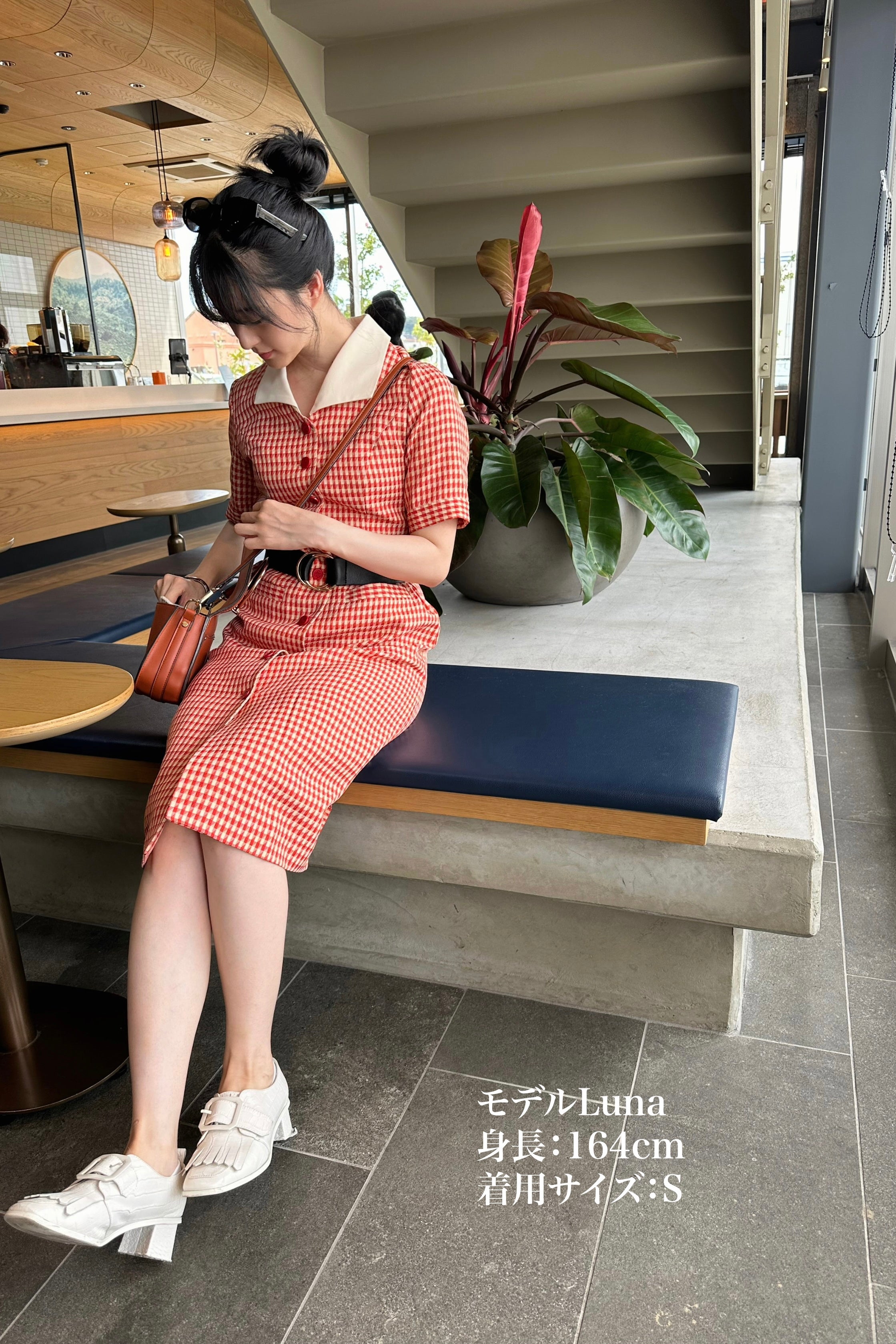 メニュー表で顔を隠してる》オープンカラーチェックワンピース-Orange