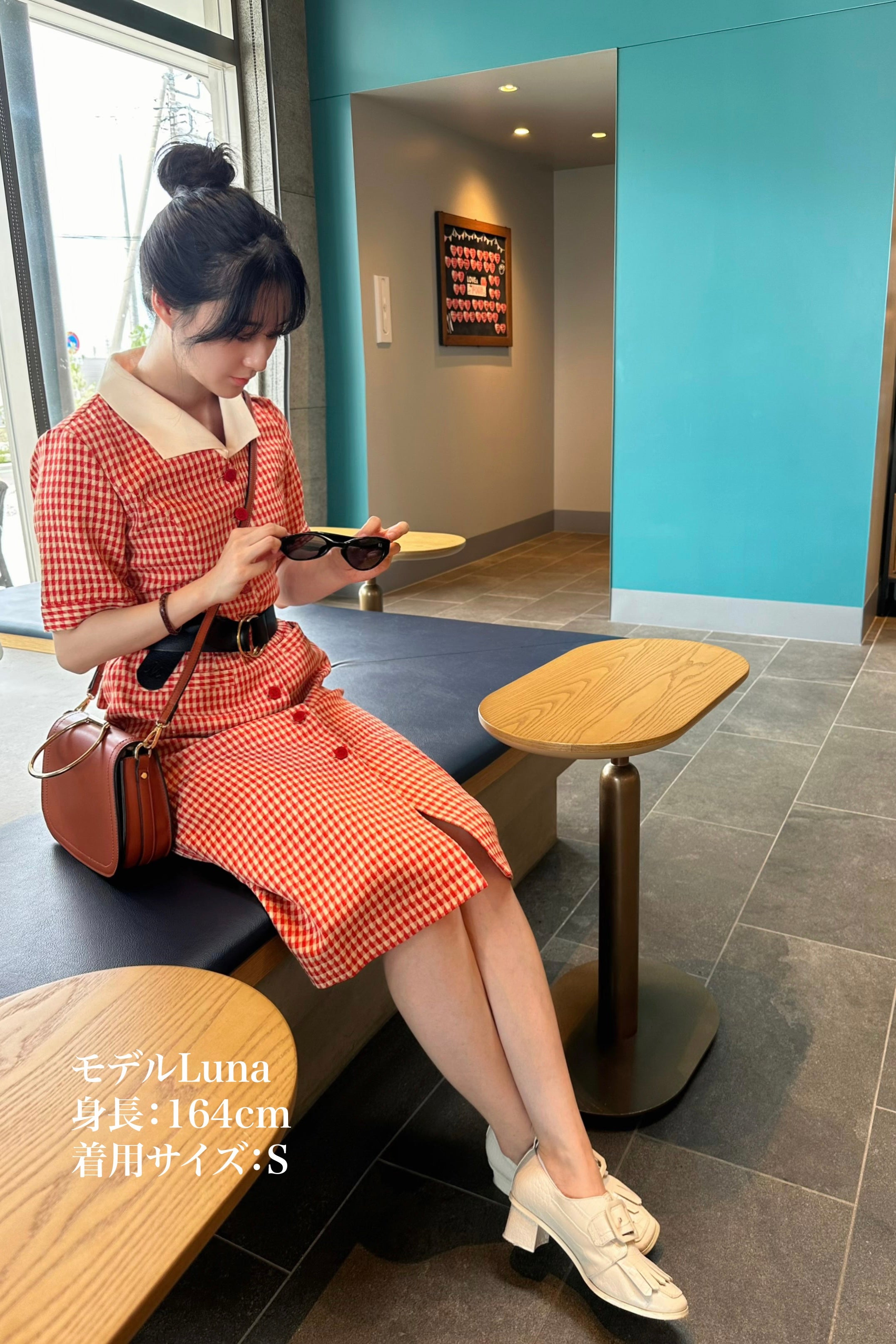 メニュー表で顔を隠してる》オープンカラーチェックワンピース-Orange