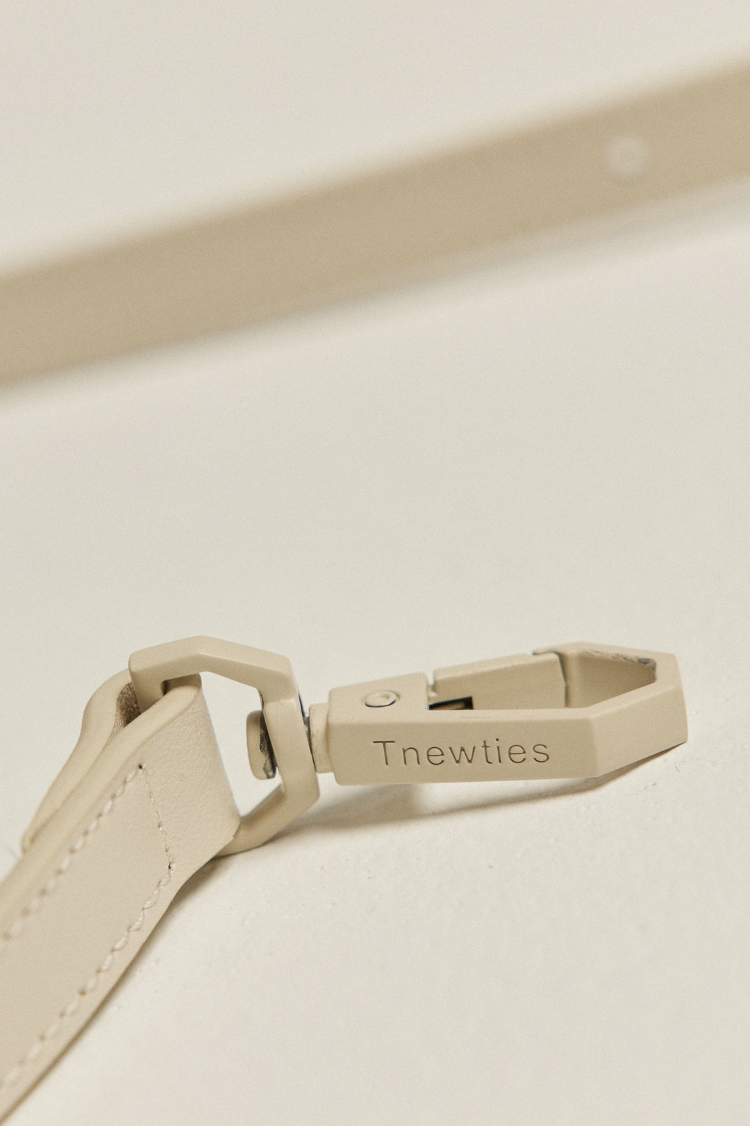 【送料無料】tnewties NO.5レザーショルダーバック 4周年限定！No.5本革ショルダーバッグ-White – Tnewties