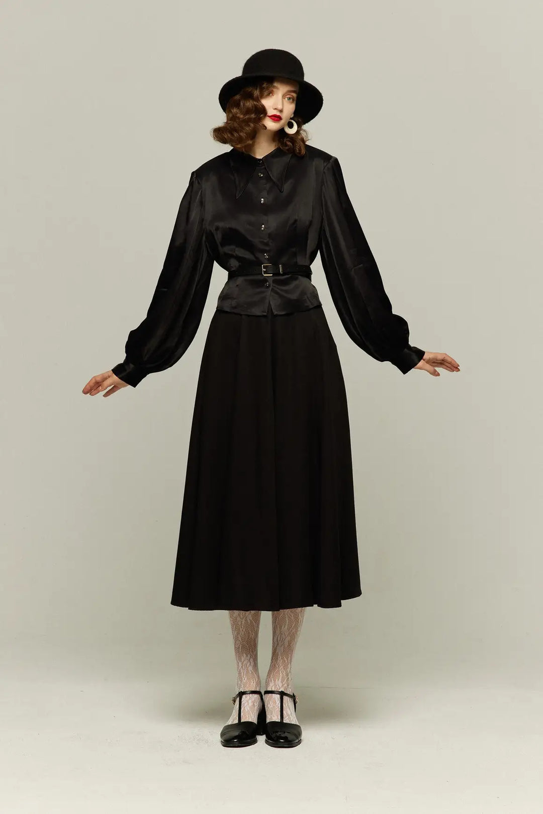 TNEWTIES 〈ドアノブに付いた指紋〉 ドアノブに付いた指紋》ウエストマークレーヨンブラウス-Black – Tnewties
