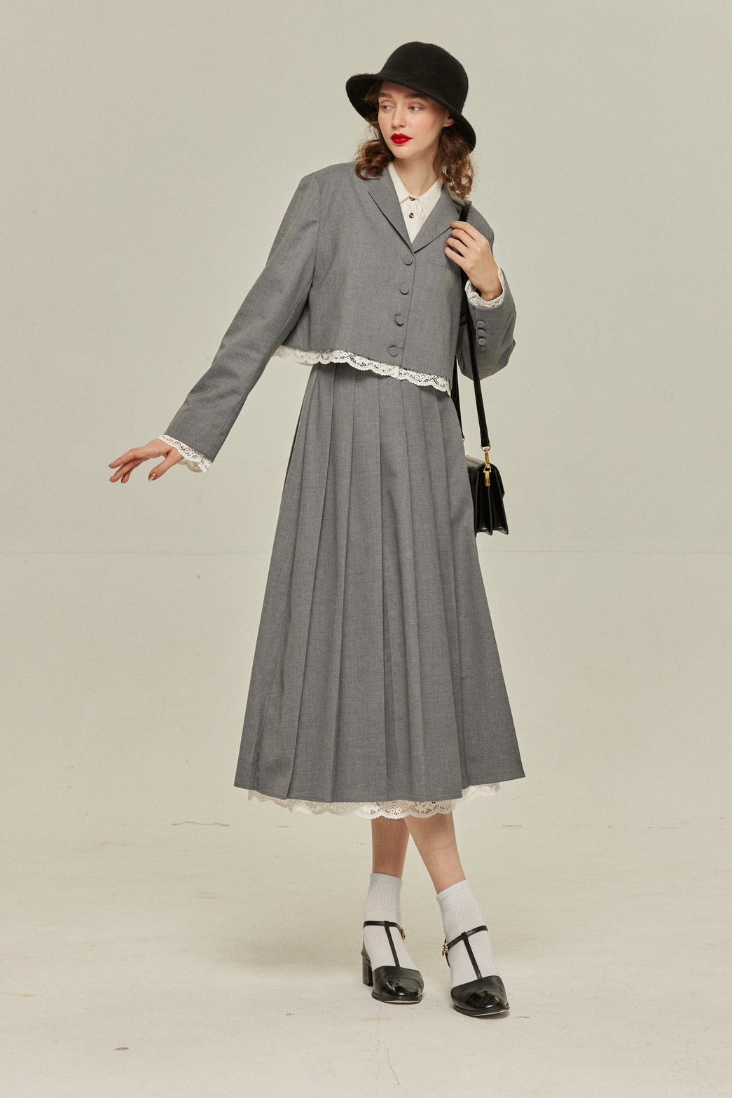 リリーをルルと見間違えた》レーストリミングプリーツスカート