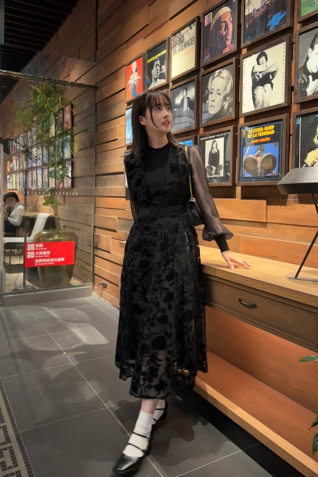 私に物語を聞かせて》ディープVネックドレス-Black – Tnewties