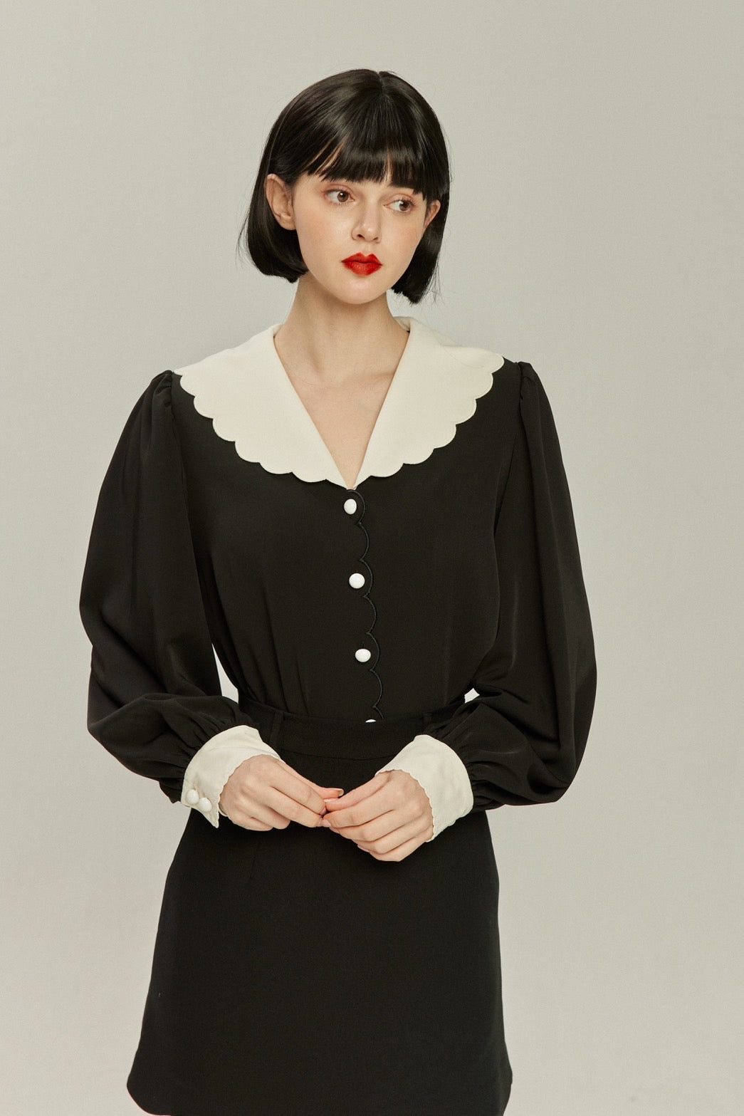 《おまけ付きのシリアル》スカラップデザインビッグカラーブラウス-Black