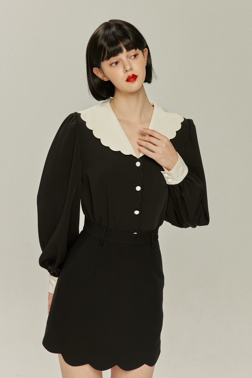 おまけ付きのシリアル》スカラップデザインビッグカラーブラウス-Black