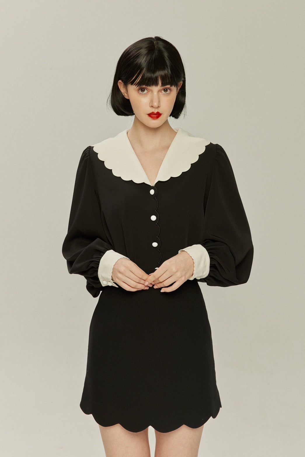 《おまけ付きのシリアル》スカラップデザインビッグカラーブラウス-Black