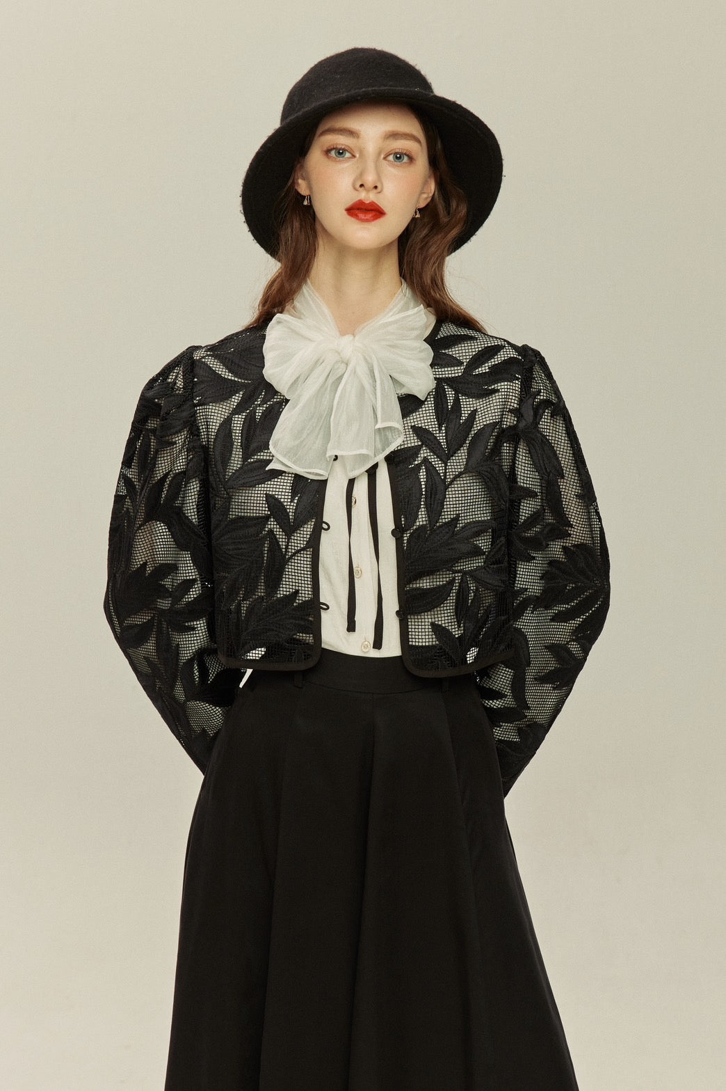 《ルーシーと入れ替わった》インナー付きボタニカルパターンサマージャケット-Black