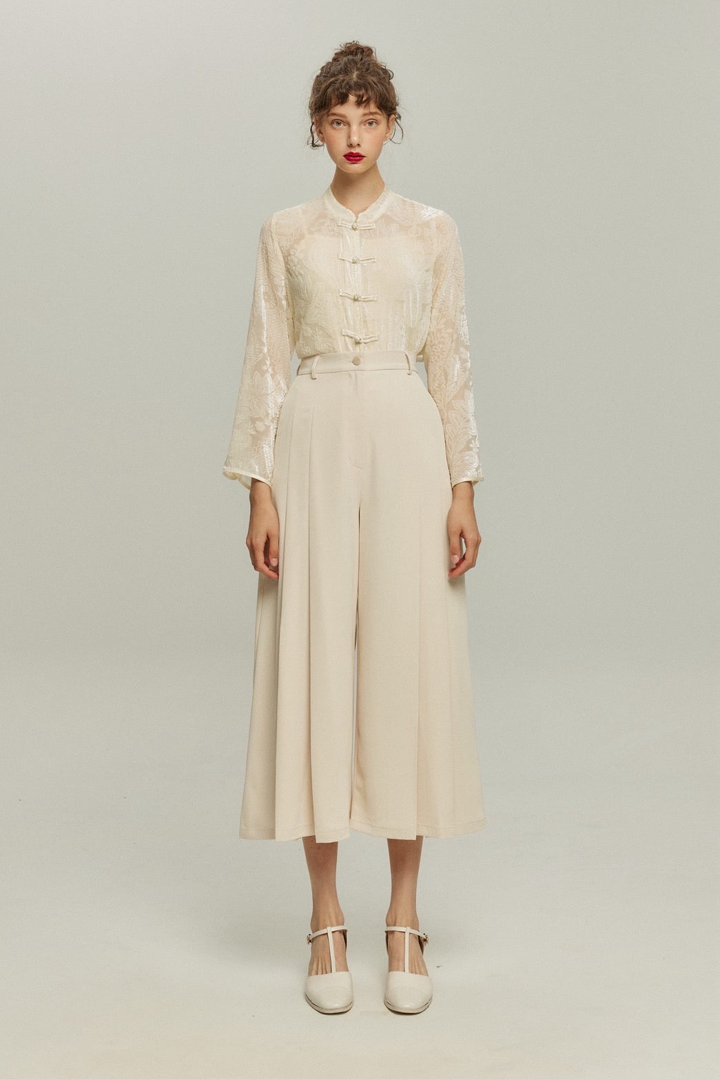 茶葉でも占えます》チャイナバックルベルベットトップス-White – Tnewties