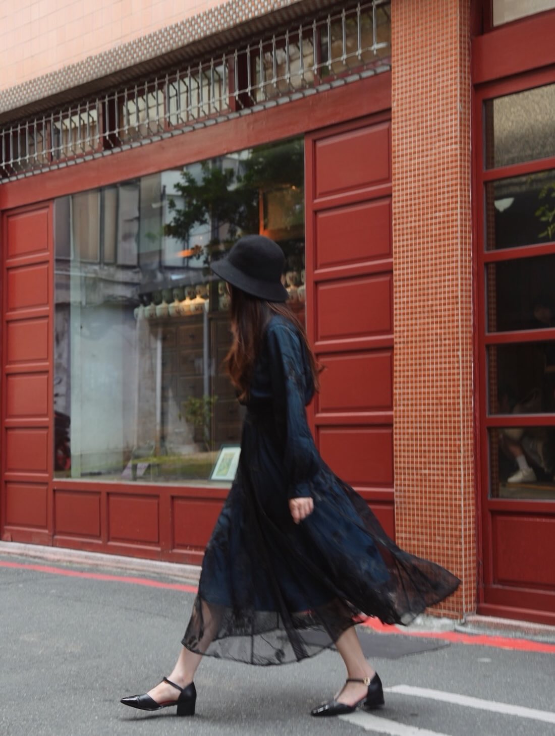 《サリーとデイヴィットのスキャンダル》シースルーエンブロイダリーブラウス-Dark green 着用例 156cm
      トップスS、ボトムスS着用
