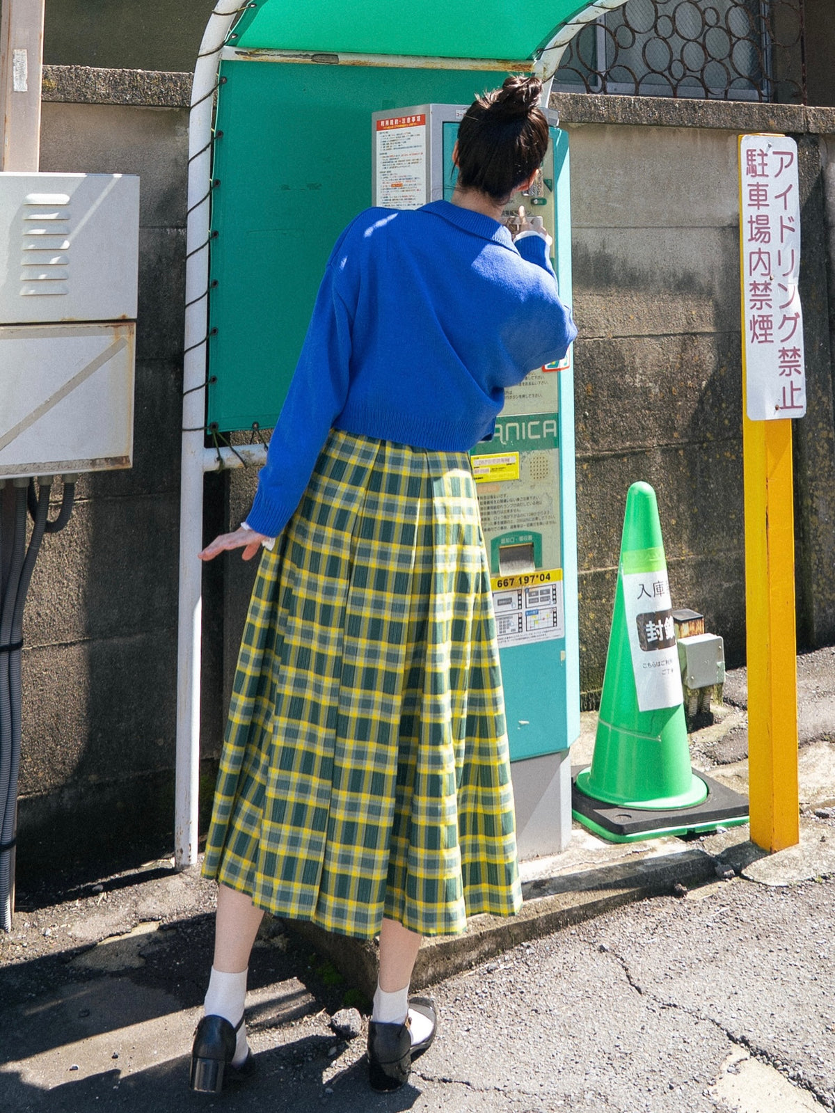 《片手でダンベルを持ち上げる》チェックパターンプリーツスカート-Green 着用例 164cm
      トップスS、ボトムスS着用