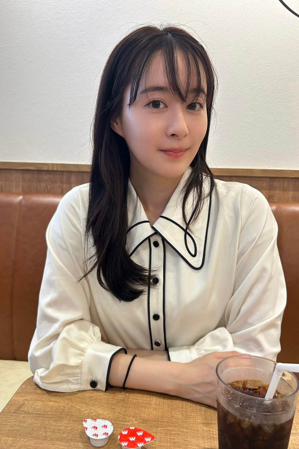 Tnewties トゥエンティーズ この口紅を試して パイピング アイボリー M この口紅を試して》パイピングデザインブラウス-Ivory – Tnewties
