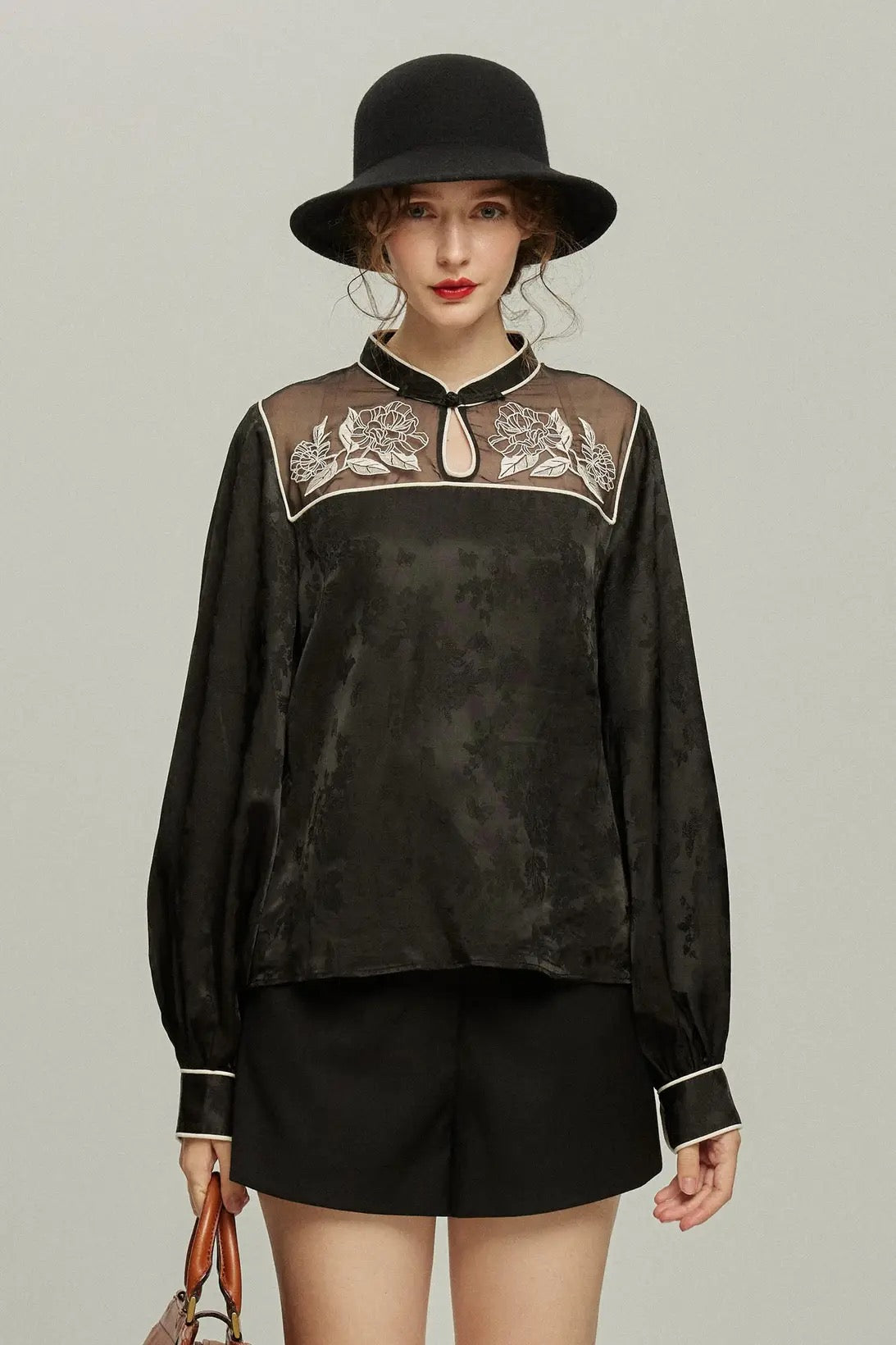 《手相を見せてみて》オリジナル刺繍シノワズリブラウス-Black