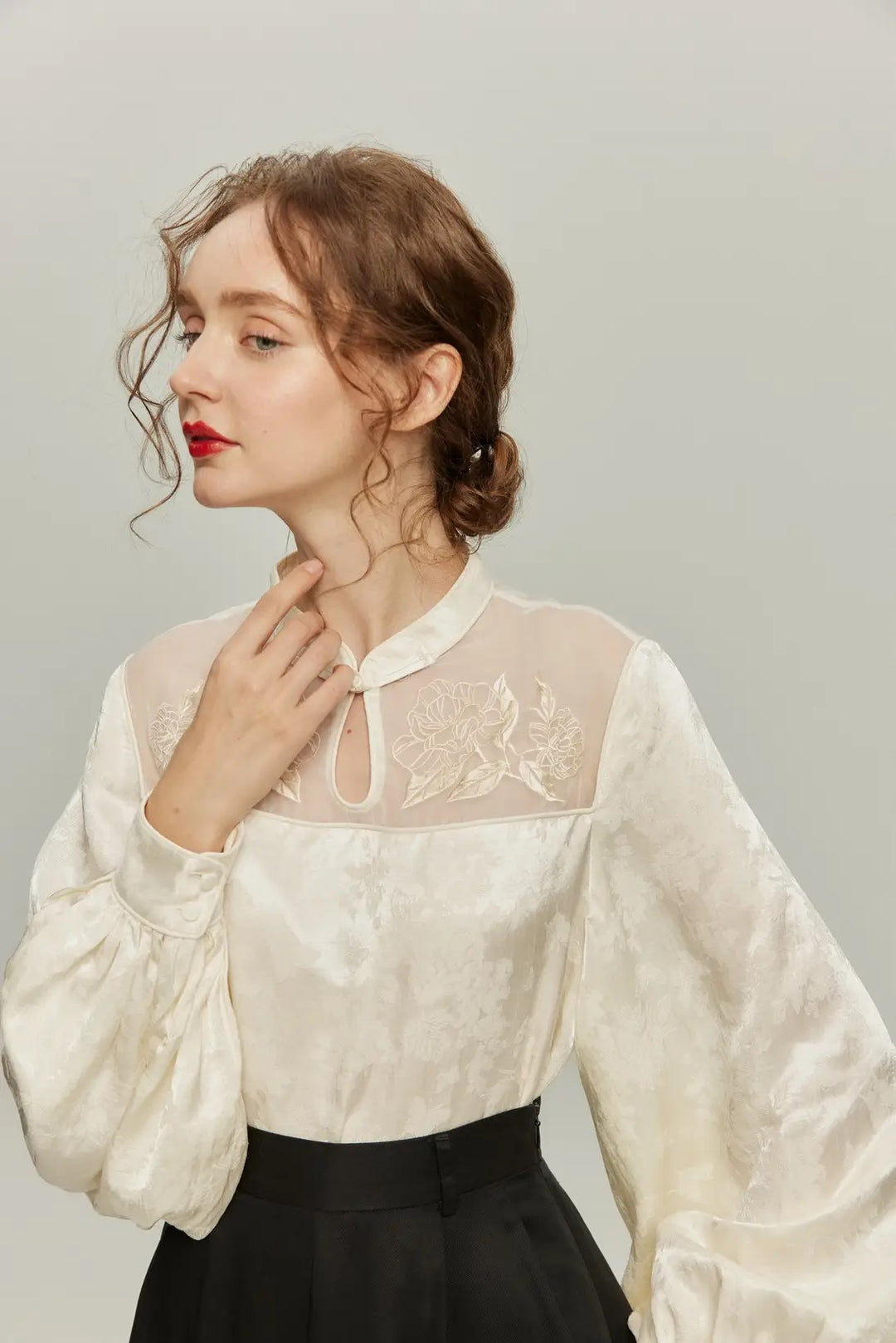 [Show me your palm] Original embroidery chinoiserie blouse-White