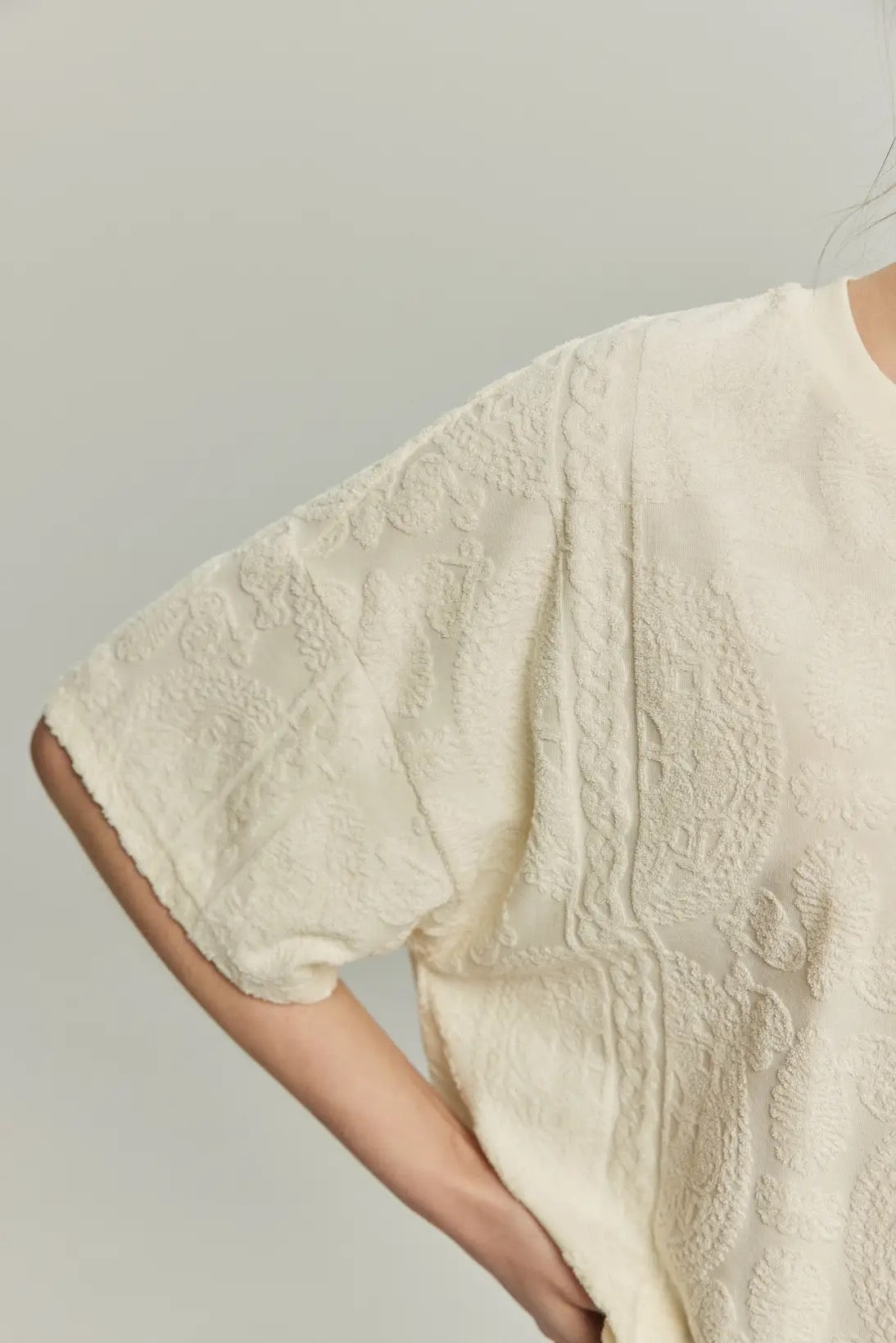 《ステラの話し方を真似している》シノワズリデザインTnewtiesロゴトップス-Ivory