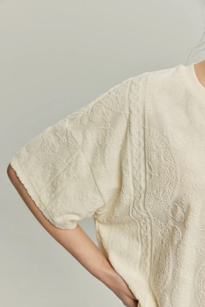 《ステラの話し方を真似している》シノワズリデザインTnewtiesロゴトップス-Ivory