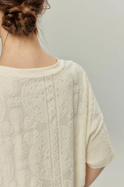 《ステラの話し方を真似している》シノワズリデザインTnewtiesロゴトップス-Ivory