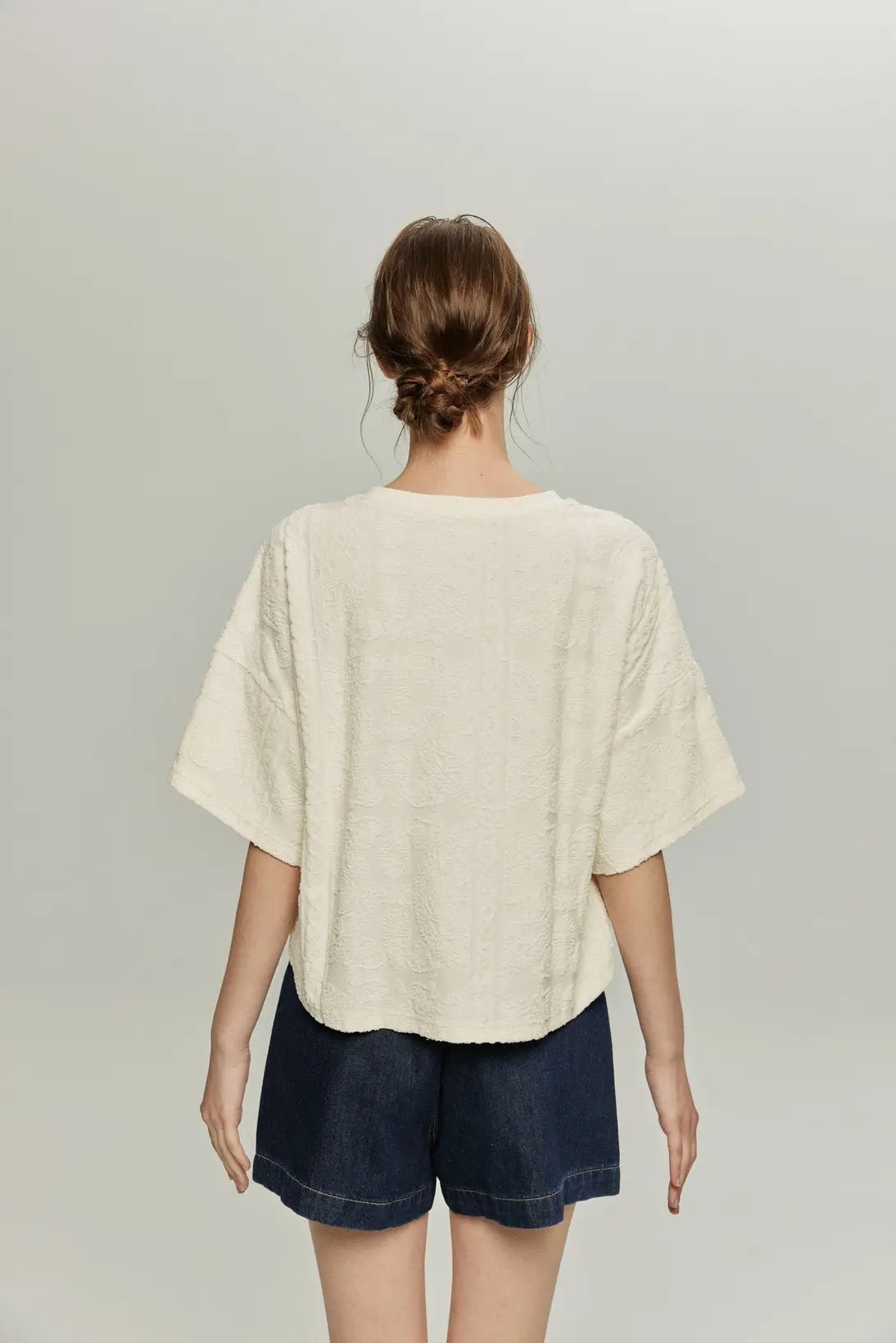 《ステラの話し方を真似している》シノワズリデザインTnewtiesロゴトップス-Ivory